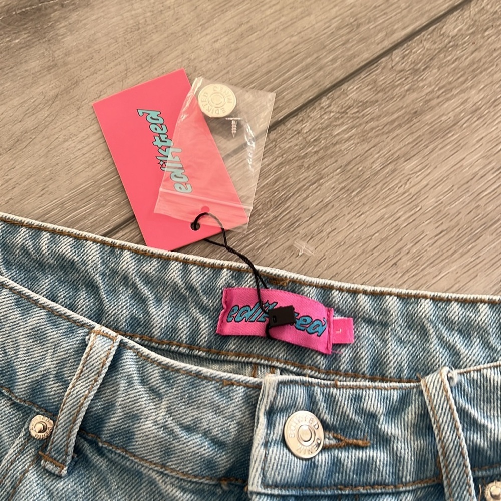 Edikted Cali Distressed Denim Women's Shorts new with tags size large - Picture 4 of 8